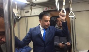 وزير النقل يفاجئ المواطنين في محطات مترو الأنفاق