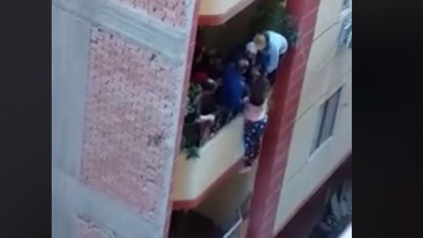 مواطن يلقي زوجته من "البلكونة" في فيصل