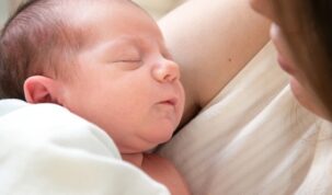 إجراءات على الأم المصابة بكورونا إتباعها أثناء الرضاعة الطبيعية